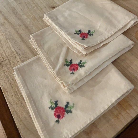 Vintage Set of 6 Embroidered Linen Napkins - Picture 2 of 14
